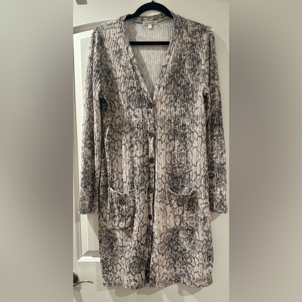 Nine Britton Textured Knit Sweater in Gray and Cream Snake Print